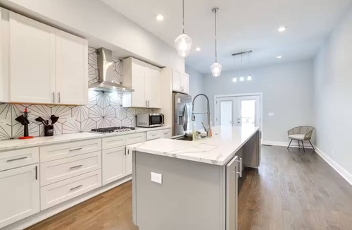 Near West Side House | NEW! Stylish 3BD/2.5BTH w/parking! United Center!