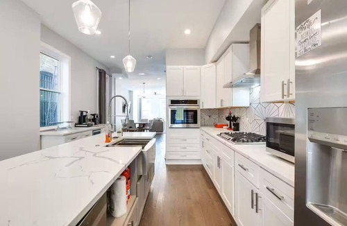 Near West Side House | NEW! Stylish 3BD/2.5BTH w/parking! United Center!