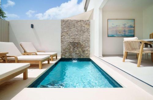 Lower Carlton House | New Stylish 3BR with Private Pool ! Walk to Beach