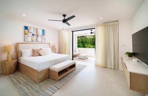 Lower Carlton House | New Stylish 3BR with Private Pool ! Walk to Beach