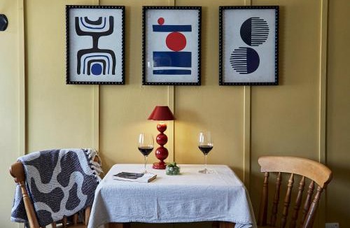 Oundle House | NEW Stylish Cosy Dog Friendly Cottage Parking Central