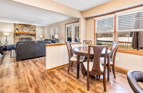 West Chester House | New★ Stylish & Spacious ~ 5★ Location, ♛Royal Beds, | Sleeps 10