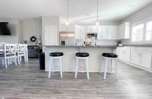 Naruna House | NEW Townhome Near Universities & Airport w/ Pool/Gym