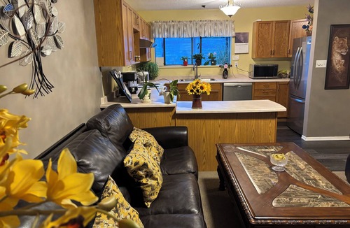Aldergrove House | New trailer with queen bed, air-con in Aldergrove, safe &quiet, privacy