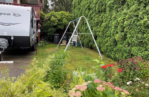 Aldergrove House | New trailer with queen bed, air-con in Aldergrove, safe &quiet, privacy