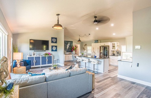 Crystal River House | *NEW*TwinHeronHideaway|Ozello|Sleeps6|OnCanal|HotTub|FirePit