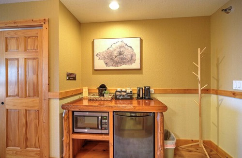 Two Harbors Condo | NEW: Two Harbors Superior Lakefront King Studio | Pool | Hot Tub & Sauna | EV