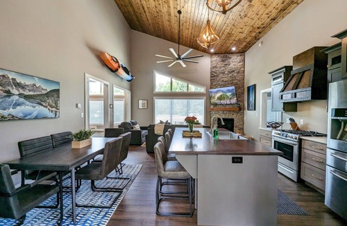 Rogers Cabin | New Ultra Luxury Modern Villa near Red River Gorge/Natural bridge