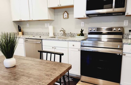 Glendale House | NEW updated Cozy 2BDR house near Convention Center