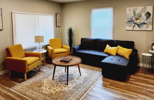 Glendale House | NEW updated Cozy 2BDR house near Convention Center