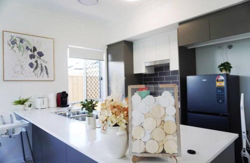 Redbank Plains Villa | New Utopia 4 Bedrooms House near Springfield