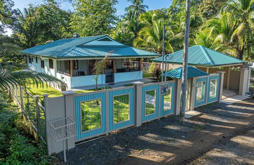 Playa Matapalo House | New Villa! well-appointed home-3 min walk to beach, near Manuel Antonio Quepos