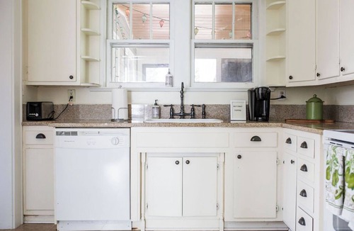 Gainesville House | New! Walk to Square ~ Hideaway in the Middle of Town ~ Summer Savings ~ Sleeps 4