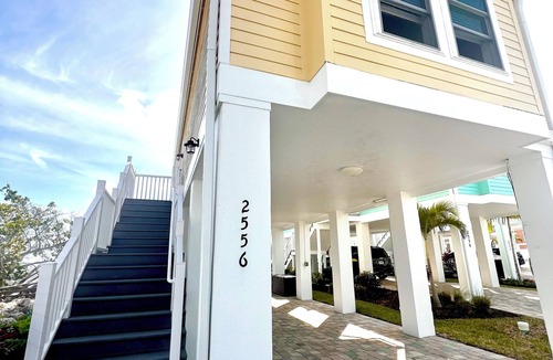 Jensen Beach House | New Waterfront❗️Pool, Epic Views/Corner Lot❤️Beaches near~BBQ Grill~Washer/Dryer