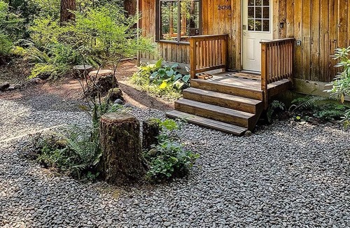 Rhododendron Cabin | NEW! Wy'East Cabin!100 year old cedar cabin nestled in the wooodland of Mt. Hood