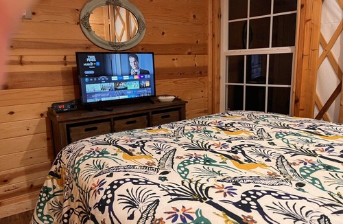 Floyd Cabin | New! YURTime by Buffalo Mountain Getaway