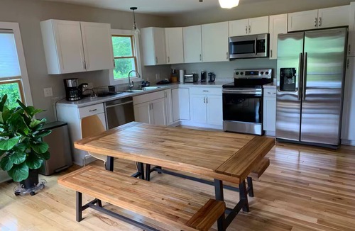Carpenter House | Newest Accommodation 20 Minutes from Athens Meadowlark House Carpenter Inn