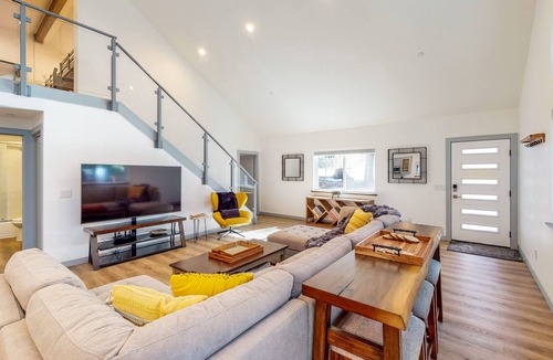 Alta House | Newly-built duplex in Sierra Mountains, hot tub
