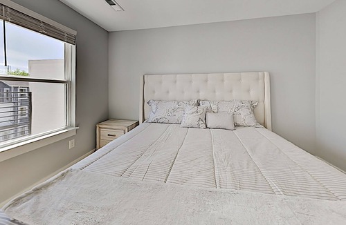 Talbot's Corner House | Newly Built East Nashville Retreat w/ All-Suite Layout & Private Balcony