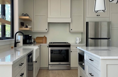 Bayview Cottage | Newly built, modern cottage 5 min to National Park