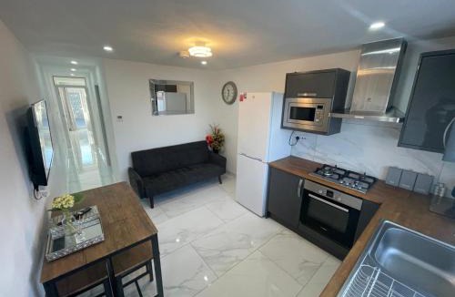 East Dunstable Apartment | Newly built modern flat with free parking close to London Luton airport and L&D hospital