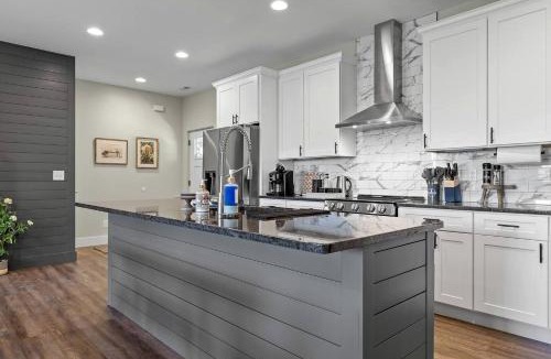 Rossville House | Newly Built Mountain-View Cabin with Hot Tub Near Lookout Mountain | Fairview, GA
