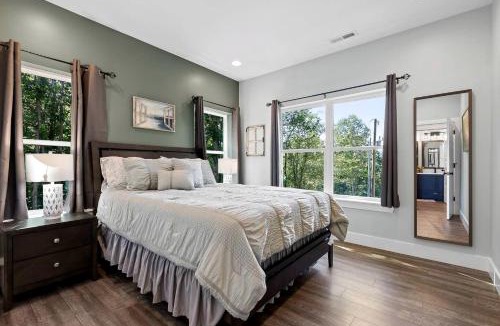 Rossville House | Newly Built Mountain-View Cabin with Hot Tub Near Lookout Mountain | Fairview, GA