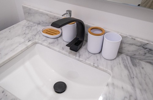 Earlscourt House | Newly built Queen suite with Private bathroom inside your suite in central Tor