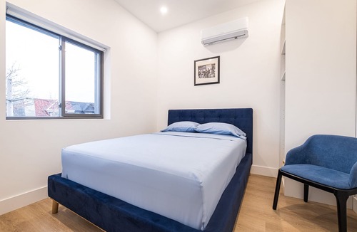 Earlscourt House | Newly built Queen suite with Private bathroom inside your suite in central Tor