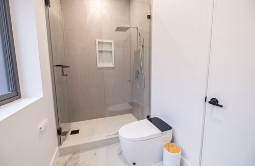 Earlscourt House | Newly built Queen suite with Private bathroom inside your suite in central Tor