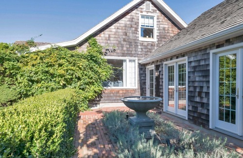 Amagansett Lanes House | Newly Completed - Steps to Beach and Town