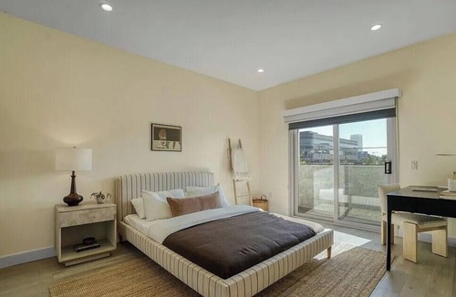 La Brea Apartment | Newly Furnished 2BR - Walk to the Grove!