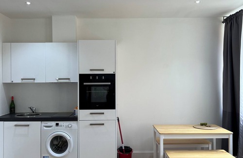 Borehamwood Apartment | Newly furnished studio in Borehamwood