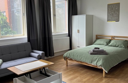 Borehamwood Apartment | Newly furnished studio in Borehamwood