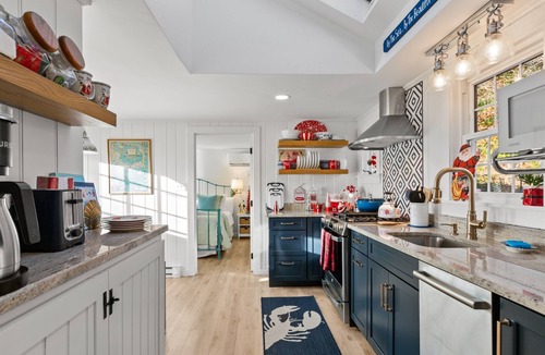 West Chatham Cottage | Newly Refreshed Upscale Cottage/Pvt 2 KING BR Ensuite/1 Mile to Hardings Beach