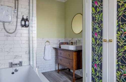 Hurstpierpoint House | Newly refurbished en-suite triple room village location