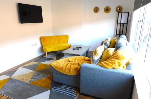 Hamilton Apartment | Newly refurbished 2 bedroom apartment close to station and local amenities
