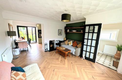 Longcroft House | Newly Refurbished 3 Bed House with 2-Sided Wood Burner and Garden in Edinburgh