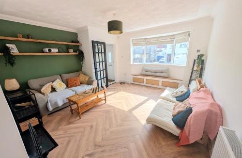 Longcroft House | Newly Refurbished 3 Bed House with 2-Sided Wood Burner and Garden in Edinburgh