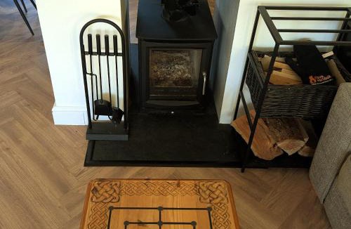 Longcroft House | Newly Refurbished 3 Bed House with 2-Sided Wood Burner and Garden in Edinburgh