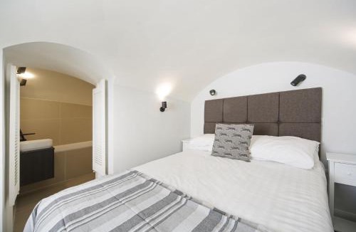 Queen's Gate Apartment | Newly Refurbished Flat With Patio. By Hyde Park