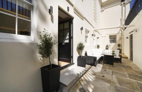 Queen's Gate Apartment | Newly Refurbished Flat With Patio. By Hyde Park