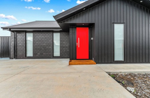 Martinborough House | Newly refurbished sleeps 10 in exclusive Pinot Grove, Martinborough ,plunge pool