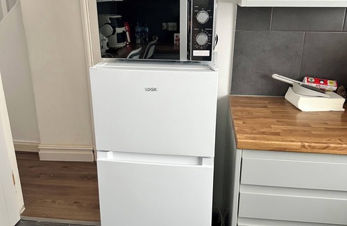 Gravesend House | Newly refurbished three bedroom house with two parking spaces .