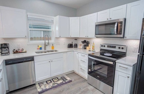 Nevada Street House | Newly Remodeled 4BR 2BA Near Amazing Downtown