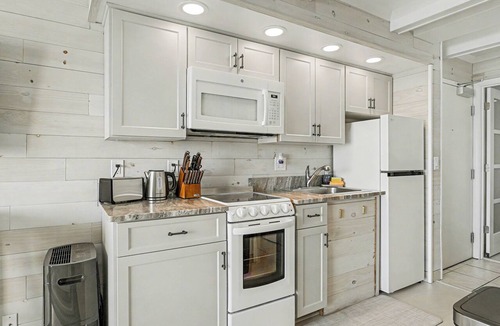 Crescent Beach Condo | 'Newly Remodeled' - Beautiful Beach 🏖️ themed Oceanfront Condo on Crescent Beach
