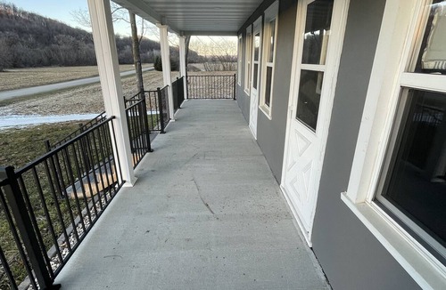 Cashton House | Newly remodeled Farmhouse with Country Charm! Sleeps 10 people comfortably