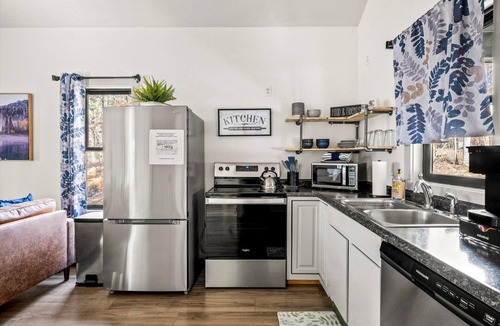 Horse Shoe Cabin | Newly Remodeled King Ensuite Cozy Chalet