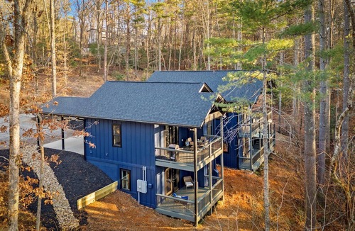 Horse Shoe Cabin | Newly Remodeled King Ensuite Cozy Chalet