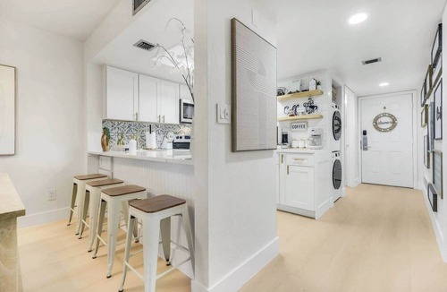 Park Shore Apartment | Newly Remodeled, Naples Escape 2 Kings, Pickleball